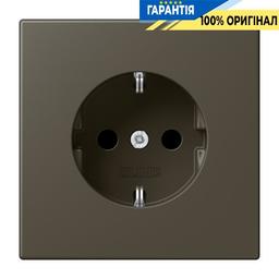Розетка з заземленням 250V 16A зі шторками гвинтовий затиск JUNG LC1521KI241 ombre naturelle 31 (32140)