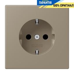 Розетка з заземленням 250V 16A зі шторками гвинтовий затиск JUNG LC1521KI242 ombre naturelle moyenne (32141)